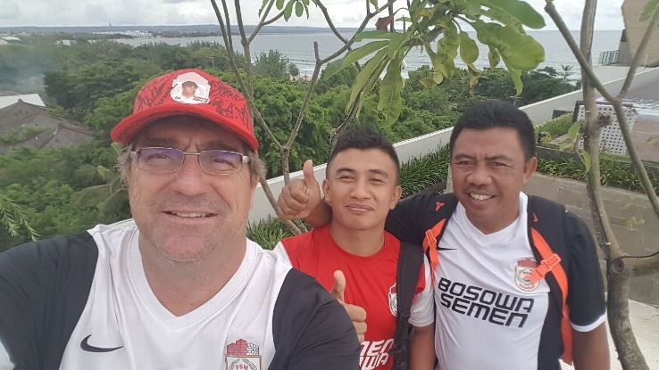 Ong Riedl doi mat tuong lai bat dinh anh 2