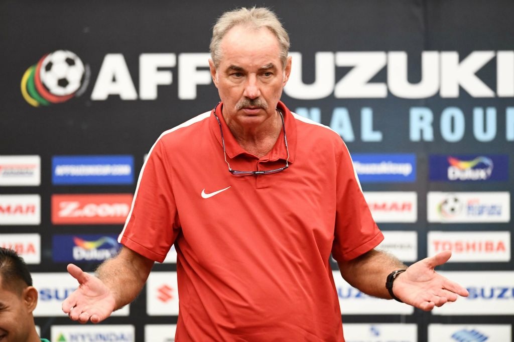 Ong Riedl doi mat tuong lai bat dinh hinh anh