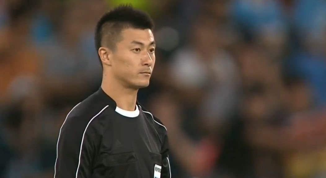 Trong tai bat tran Viet Nam - Indonesia la 'may rut the' hinh anh