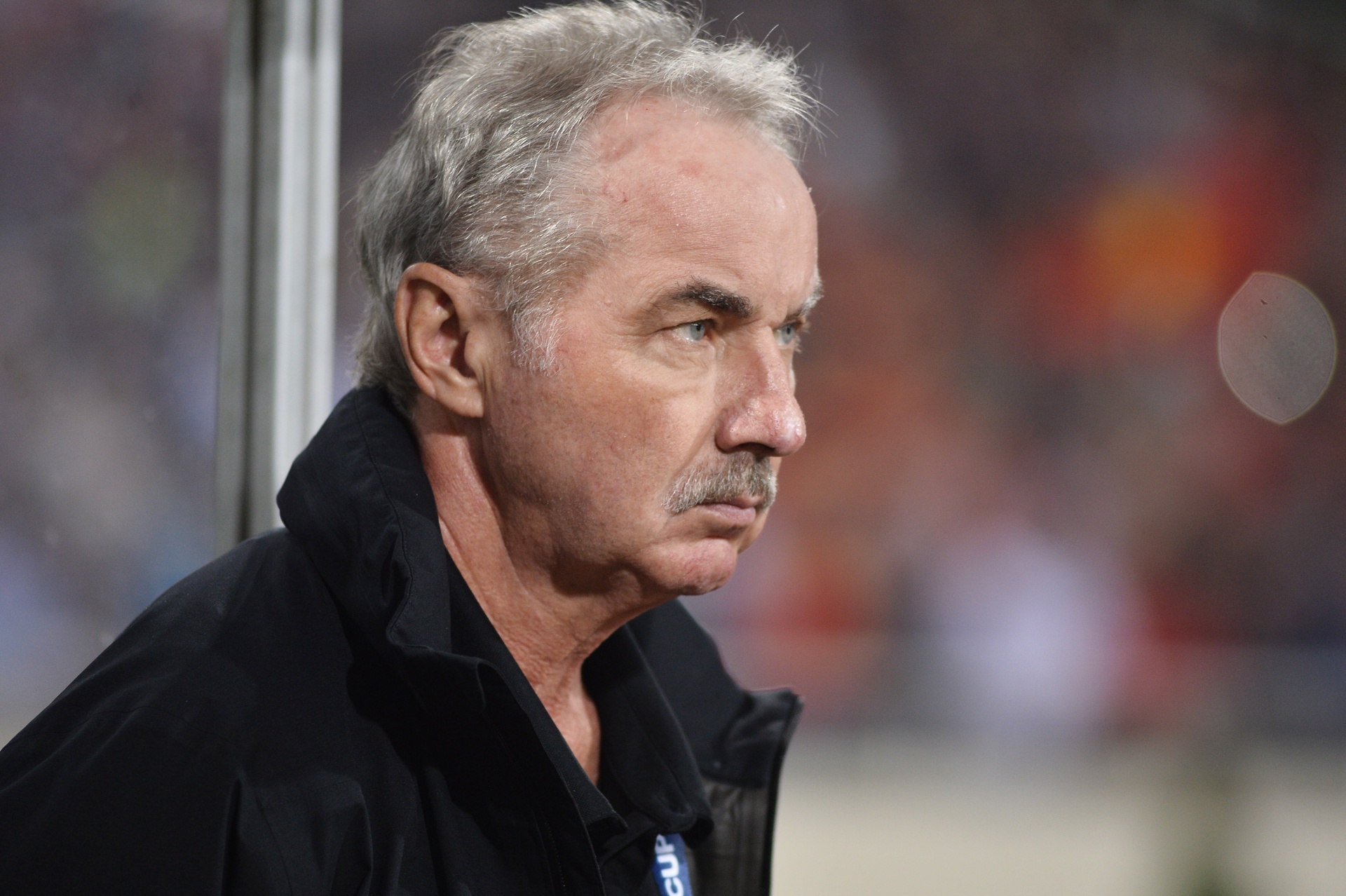 Nghe thuat doc tran dau cua HLV Riedl duoc ca tung het loi hinh anh