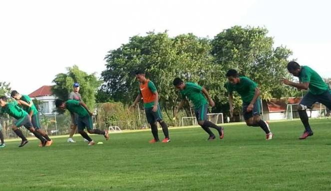 HLV Riedl bat 'linh' gap rut tap luyen dau Thai Lan anh 1