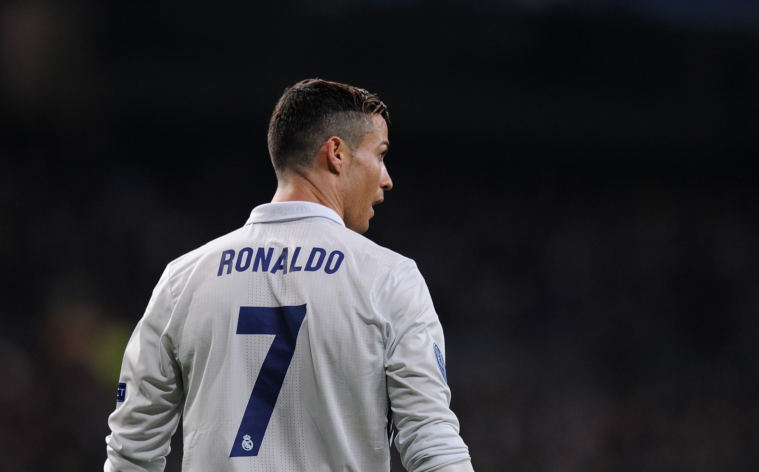 Ronaldo dang bien tu CR7 thanh CR9 hinh anh