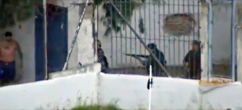 Cau thu dinh dan lac vao dau ngay tren san hinh anh