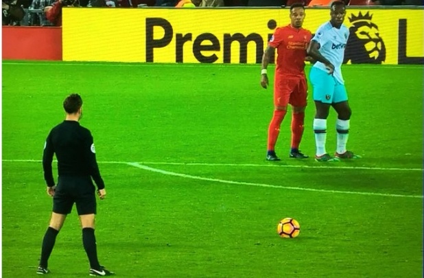 Trong tai Clattenburg 'sao chep' the sut phat cua CR7 hinh anh
