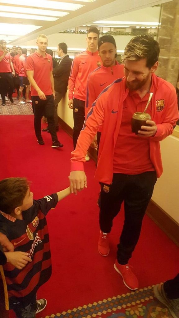 'Cậu bé áo nilon' hoàn thành giấc mơ gặp Messi ảnh 1 'Cau be ao nilon' hoan thanh giac mo gap Messi anh 1
