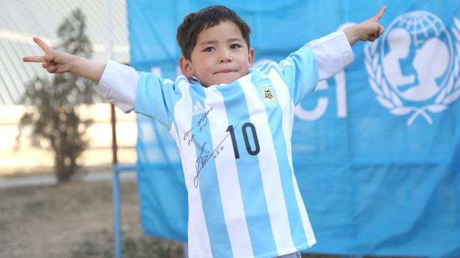 'Cậu bé áo nilon' hoàn thành giấc mơ gặp Messi ảnh 2 'Cau be ao nilon' hoan thanh giac mo gap Messi anh 2