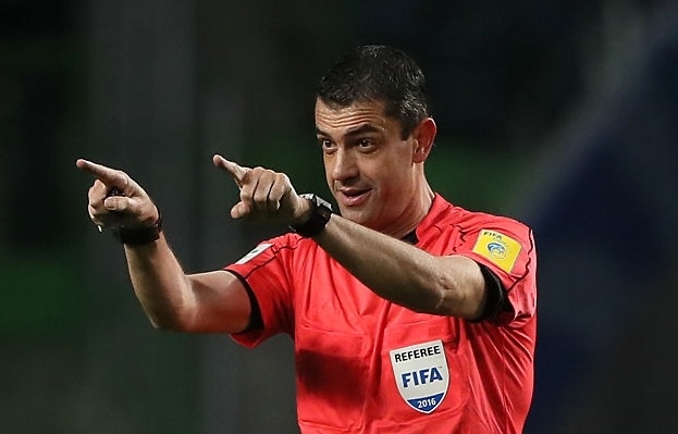 Trong tai dau tien dung cong nghe thoi penalty hinh anh