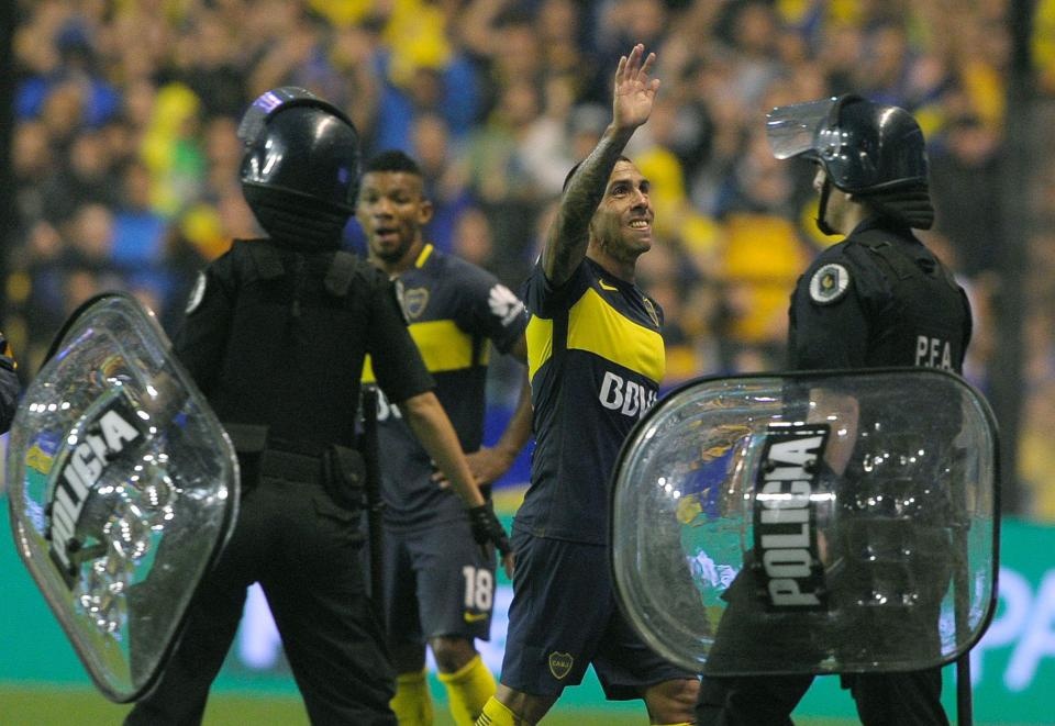 Fan quy goi xin Tevez dung roi Boca anh 1