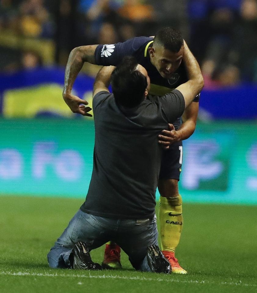 Fan quy goi xin Tevez dung roi Boca anh 4