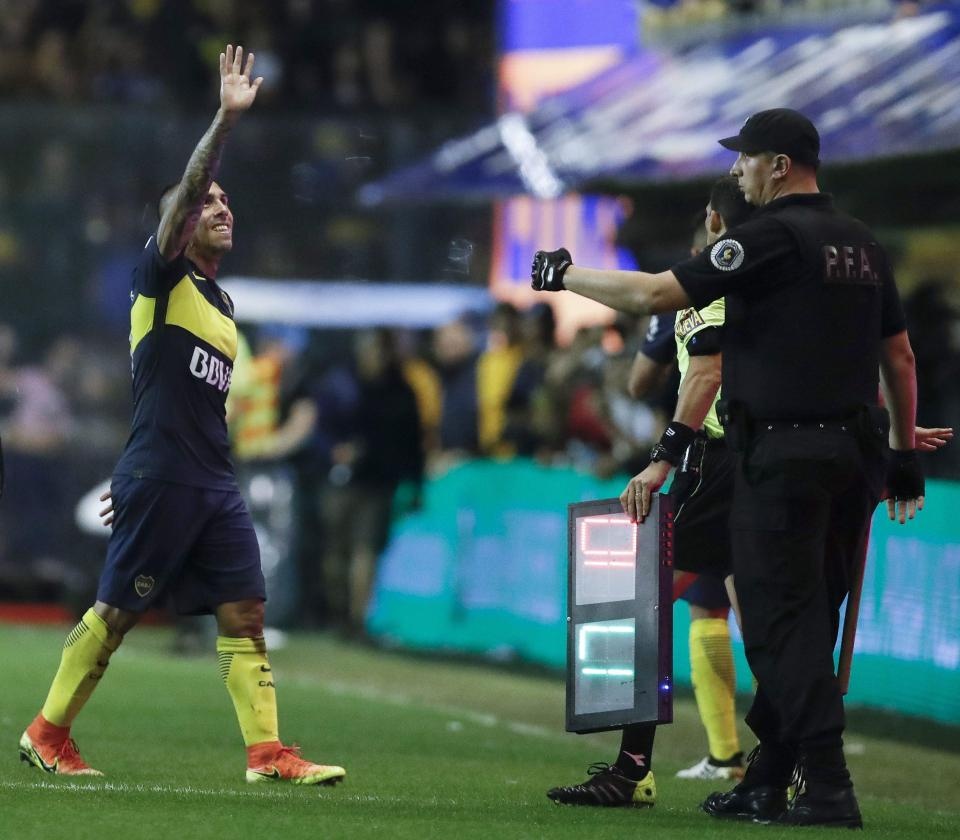 Fan quy goi xin Tevez dung roi Boca anh 5