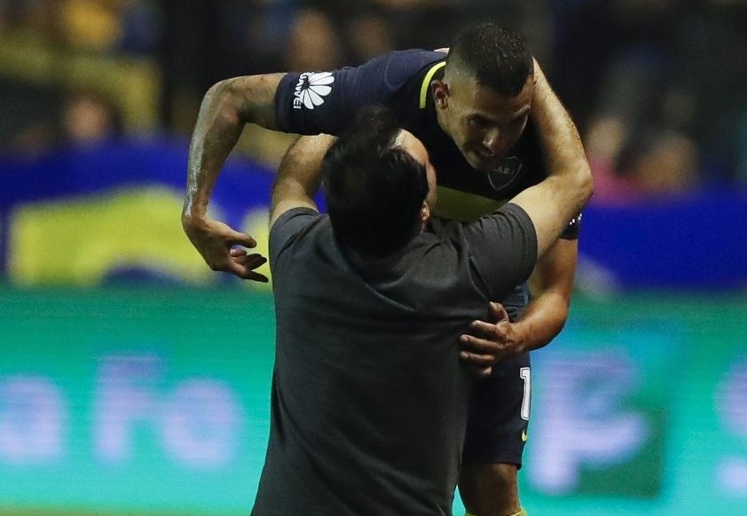 Fan quy goi xin Tevez dung toi Trung Quoc hinh anh