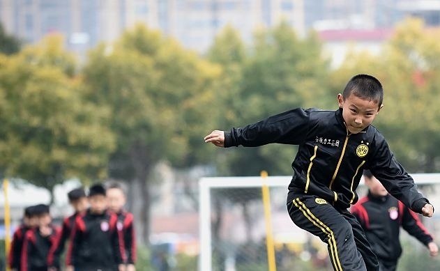 Học viện mọc như nấm có giúp bóng đá Trung Quốc 'hóa rồng'? ảnh 2 Hoc vien moc nhu nam co giup bong da Trung Quoc 'hoa rong'? anh 2