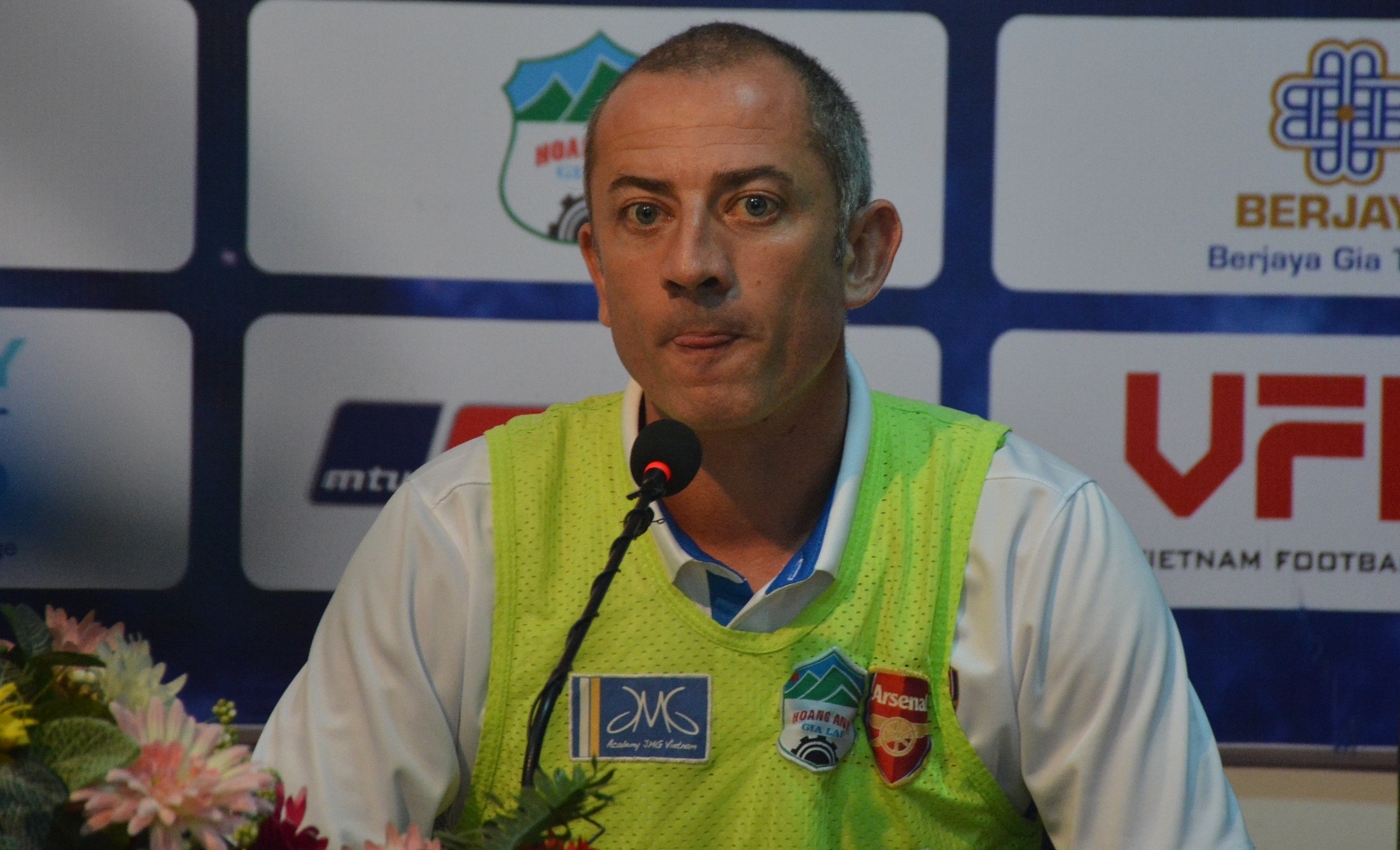 Thay Giom: 'Trong tai bo qua 2 qua penalty cua HAGL' hinh anh