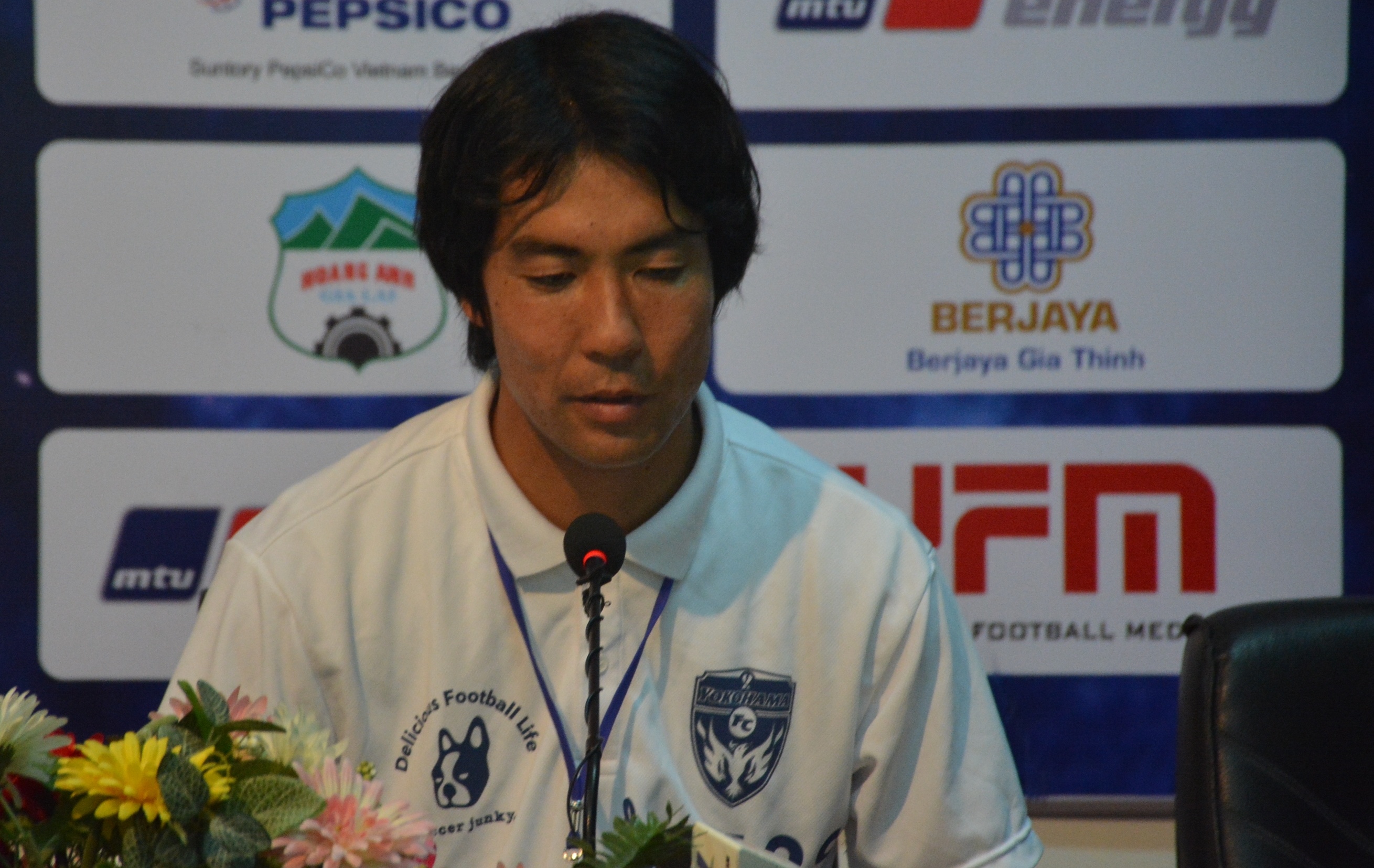 Van Toan chinh phuc HLV U21 Yokohama anh 1