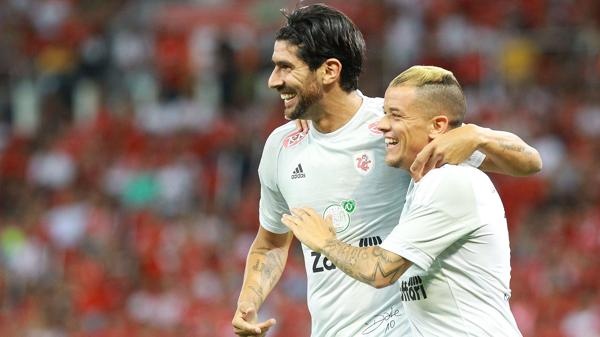 Bien thanh tro cuoi vi bat chuoc Messi va Suarez da penalty hinh anh