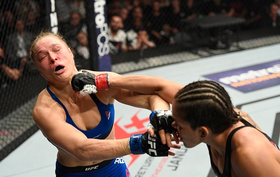 Dinh don,  guong mat 'nu hoang' Rousey bien di dang anh 1