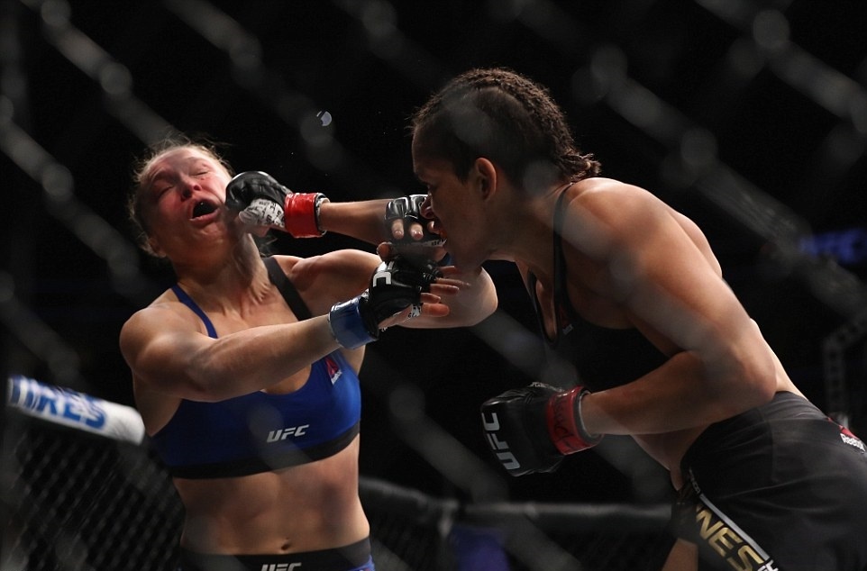 Dinh don,  guong mat 'nu hoang' Rousey bien di dang anh 2