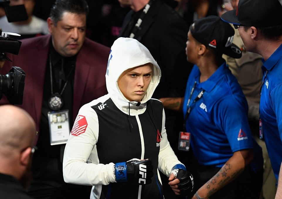 Dinh don,  guong mat 'nu hoang' Rousey bien di dang anh 9