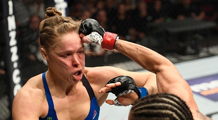 Dinh don, guong mat 'nu hoang' Rousey bien di dang hinh anh