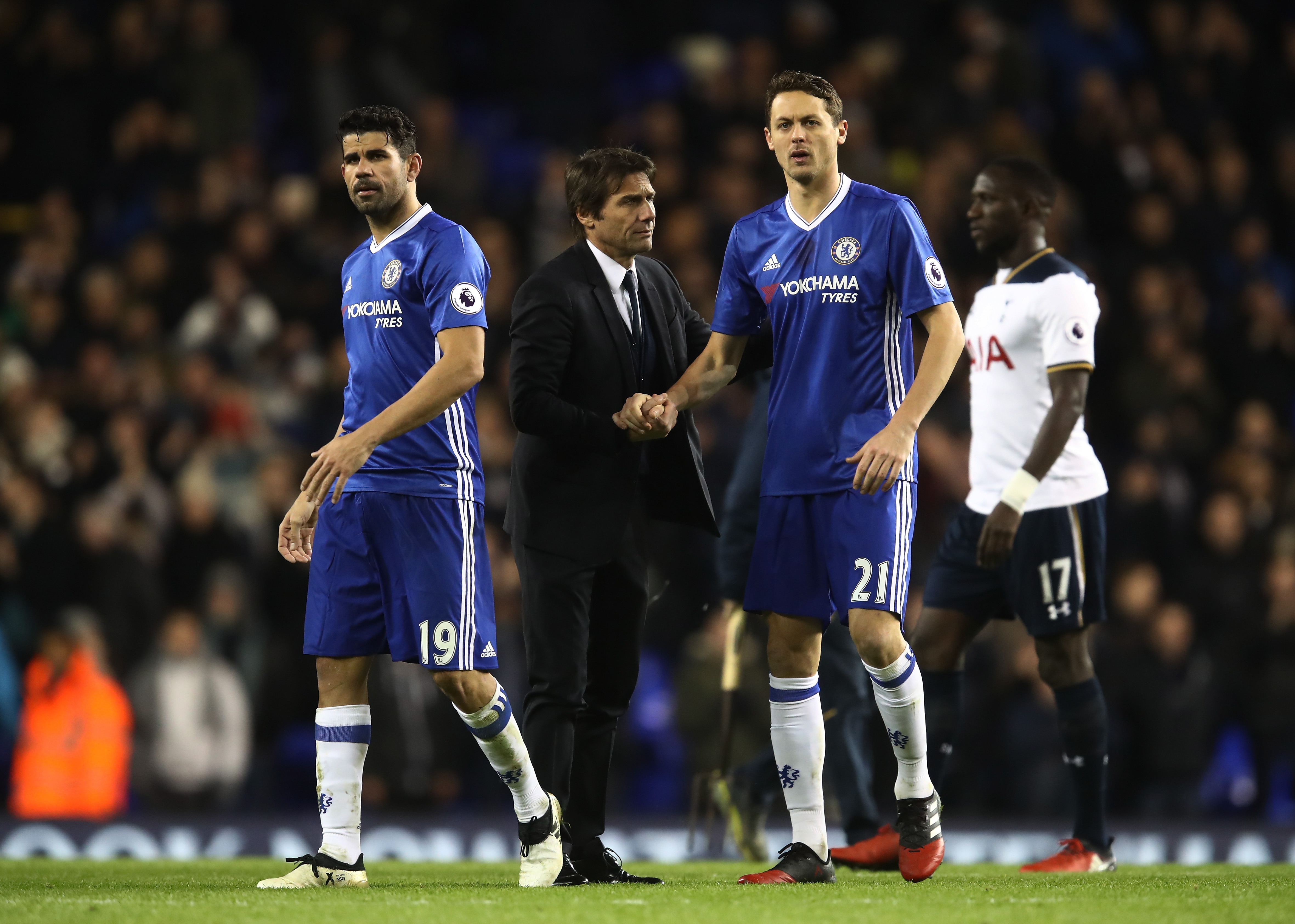 CĐV chê Chelsea thiếu ý tưởng sáng tạo ảnh 2 CDV che Chelsea thieu y tuong sang tao anh 2