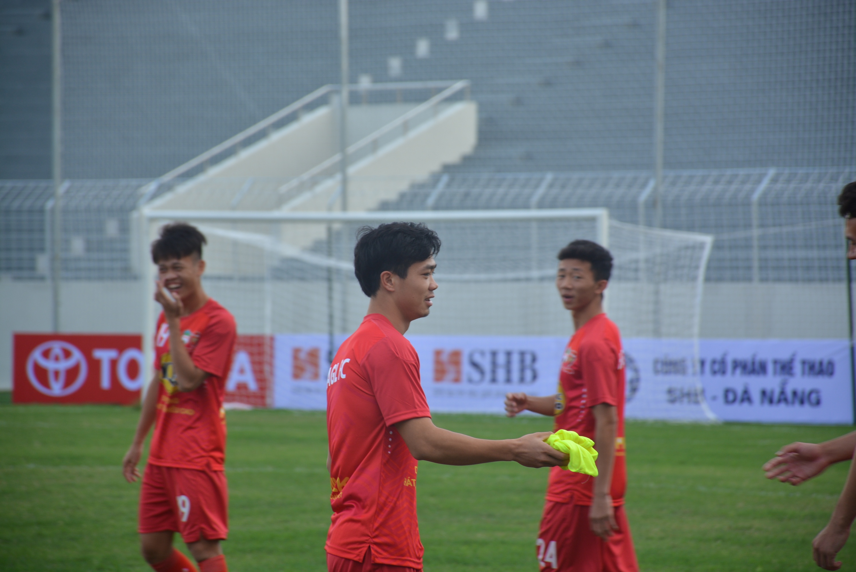 Van Toan cuoi tha ga,  Cong Phuong lam mat nghiem truoc tran gap Da Nang anh 8