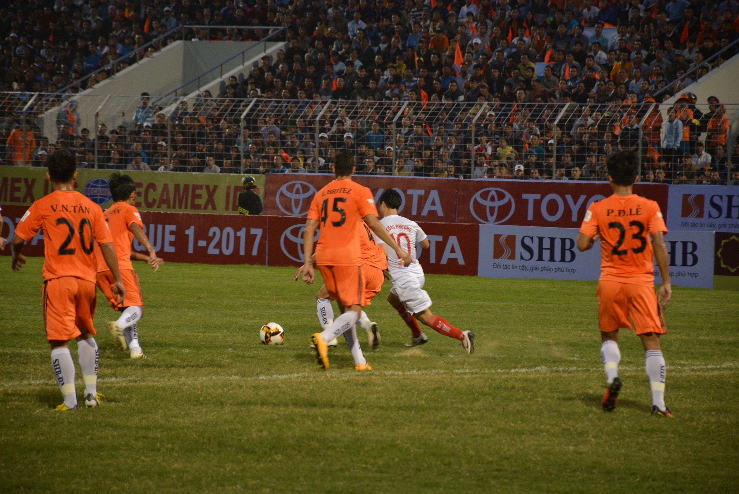 HAGL va nghich ly bong da dep anh 1