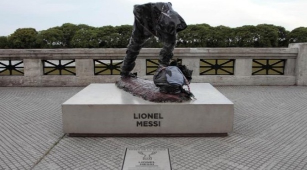 Tượng Messi bị phá hoại trong ngày mất giải thưởng về tay Ronaldo ảnh 1 Tuong Messi bi pha hoai trong ngay mat giai thuong ve tay Ronaldo anh 1