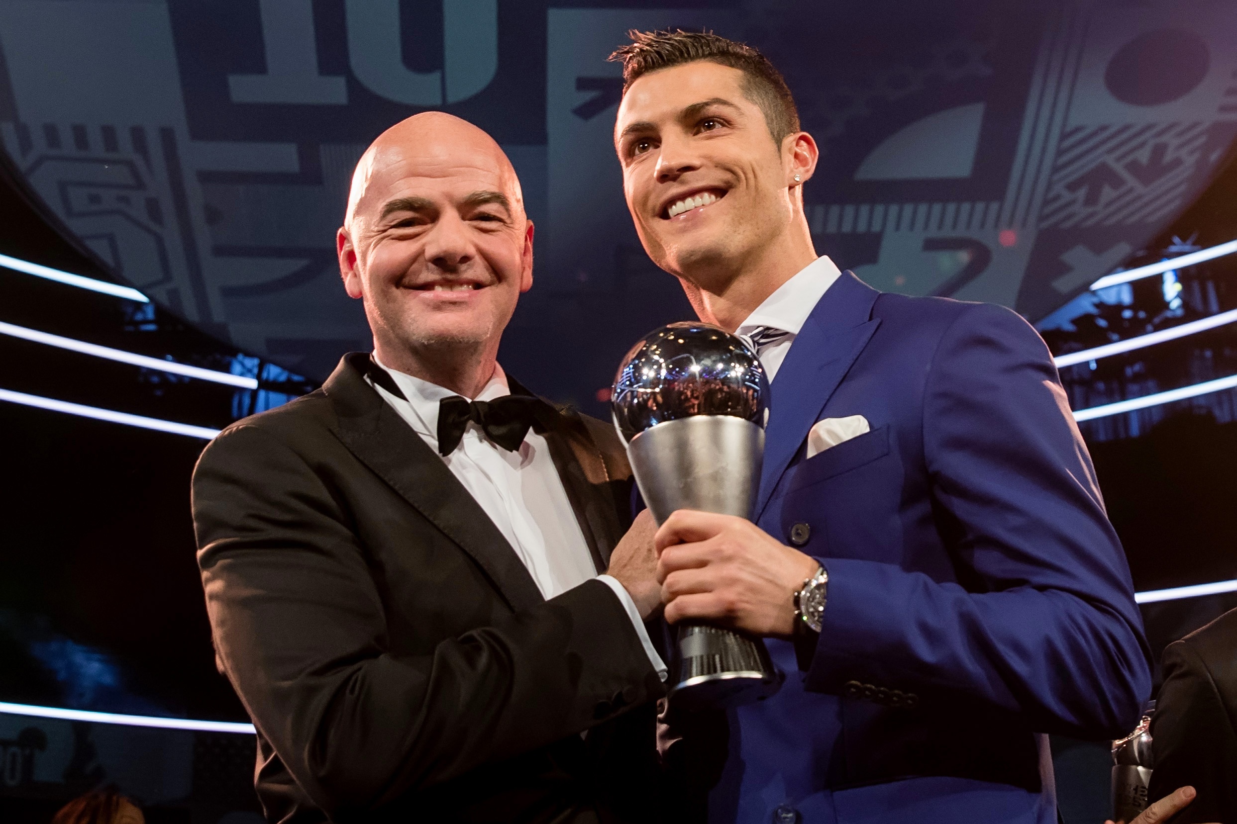 Messi, Ronaldo bau cho ai trong gala cua FIFA? hinh anh