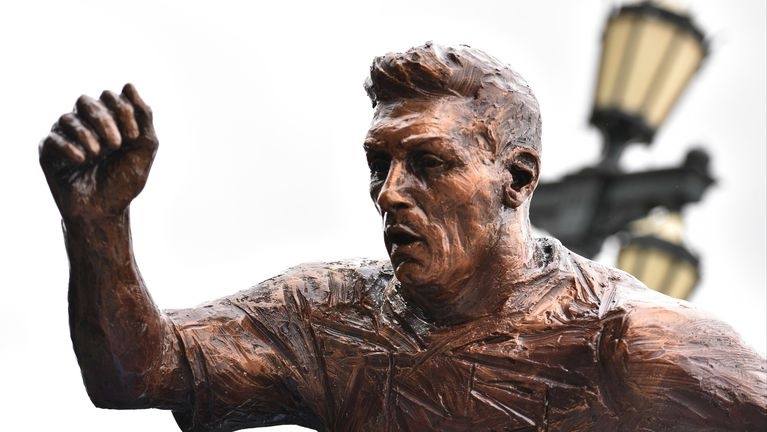 Tuong Messi bi pha hoai trong ngay thua Ronaldo hinh anh