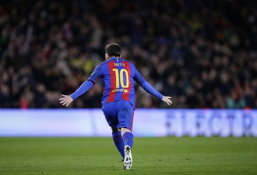Barcelona lai tren doi chan Messi anh 2