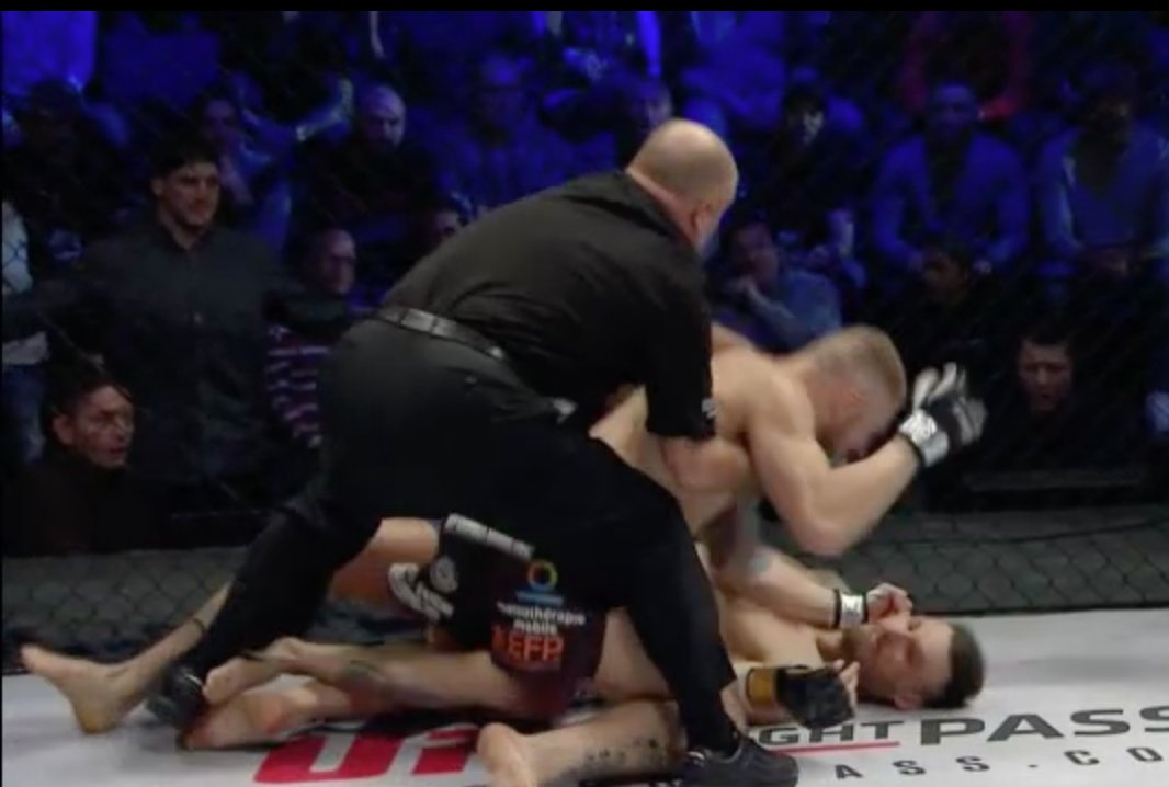 Trut gian thai qua, vo si MMA nhan cai ket dang hinh anh