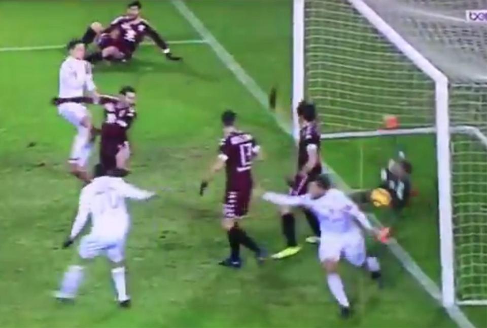 Joe Hart dung ca tay lan chan de cuu thua anh 5