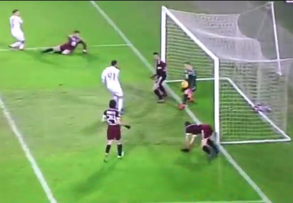 Joe Hart dung ca tay lan chan de cuu thua anh 6