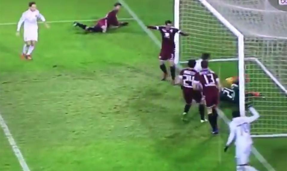 Joe Hart dung ca tay lan chan de cuu thua anh 7