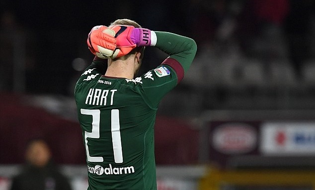 Joe Hart dung ca tay lan chan de cuu thua anh 8