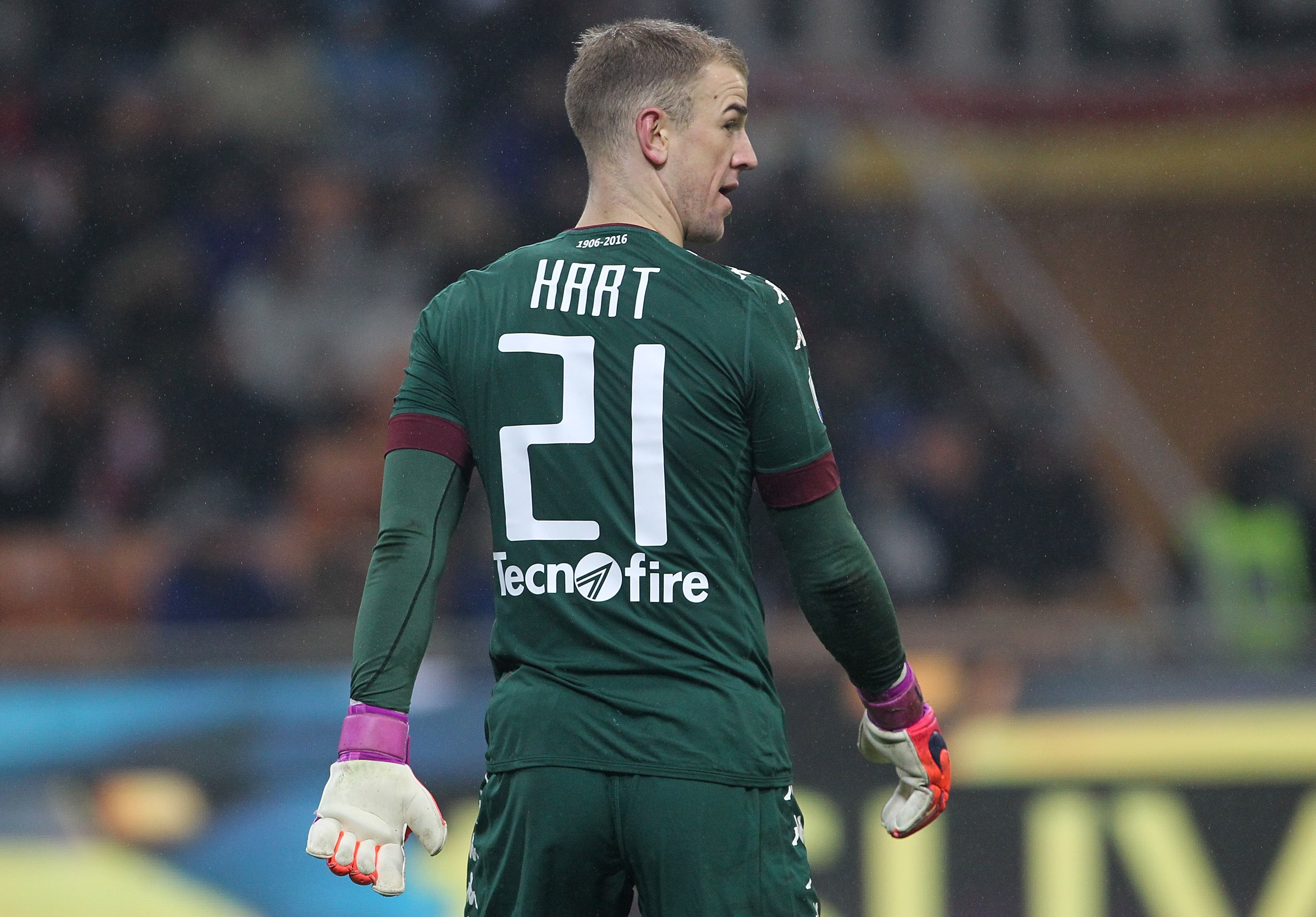 Joe Hart dung ca tay lan chan de cuu thua anh 3