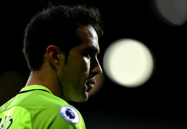 Joe Hart dung ca tay lan chan de cuu thua anh 2