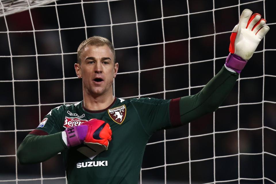 Joe Hart dung ca tay chan de cuu thua hinh anh
