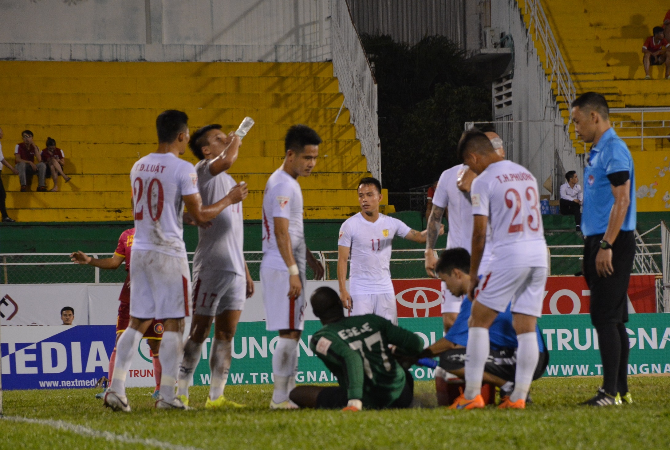 Thay ngoai va cau noi giat minh ve V.League anh 3