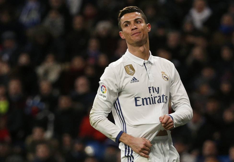 Ronaldo giua tam bao, Zidane len tieng hinh anh