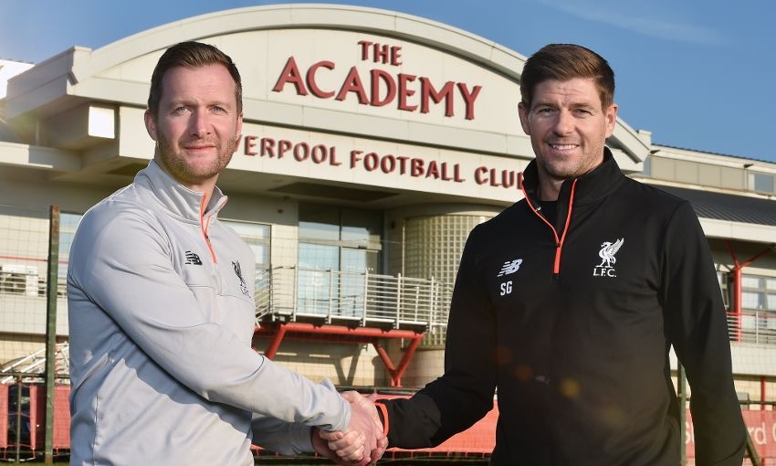 Steven Gerrard chinh thuc tai xuat o Liverpool anh 1