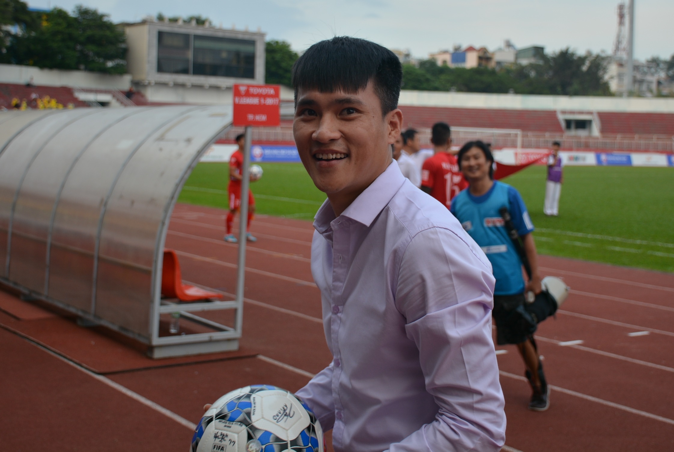 Cong Vinh va nu cuoi chinh phuc khan gia TP.HCM hinh anh