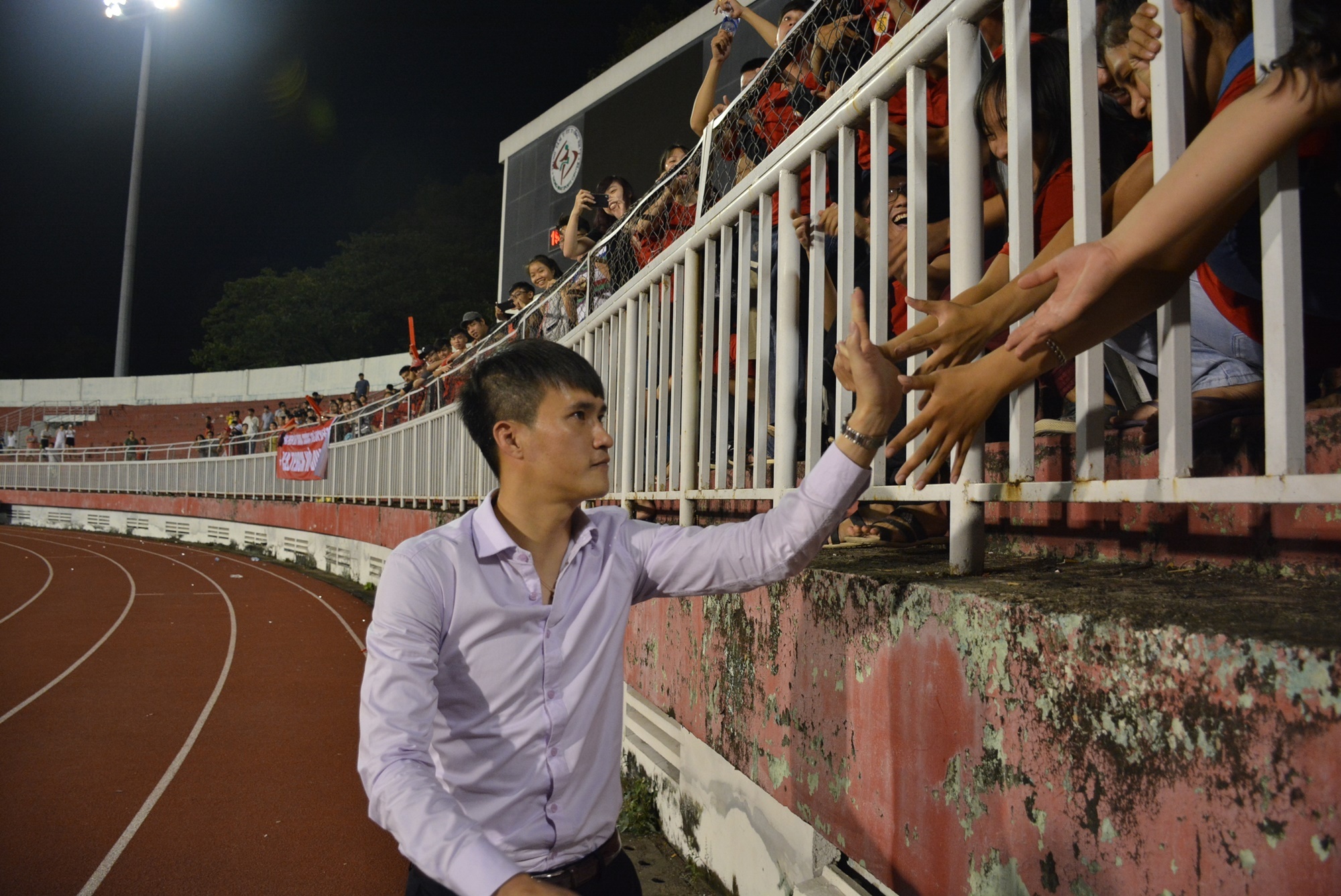 Cong Vinh tiep tuc ghi diem trong long nguoi ham mo anh 5