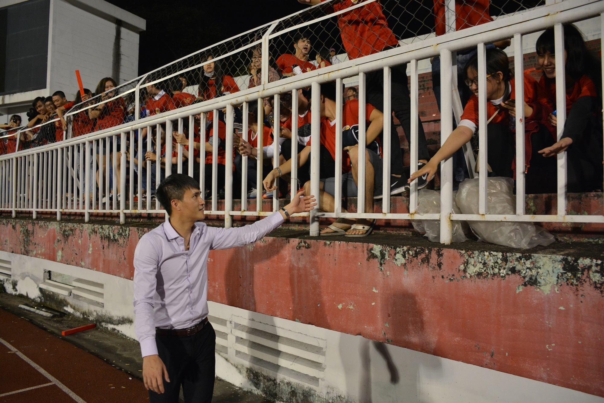 Cong Vinh tiep tuc ghi diem trong long nguoi ham mo anh 6