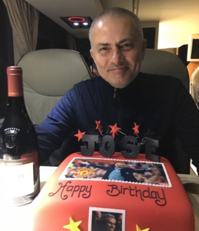 Phớt lờ thất bại, Mourinho tươi cười bên bánh sinh nhật ảnh 1 Phot lo that bai, Mourinho tuoi cuoi ben banh sinh nhat anh 1