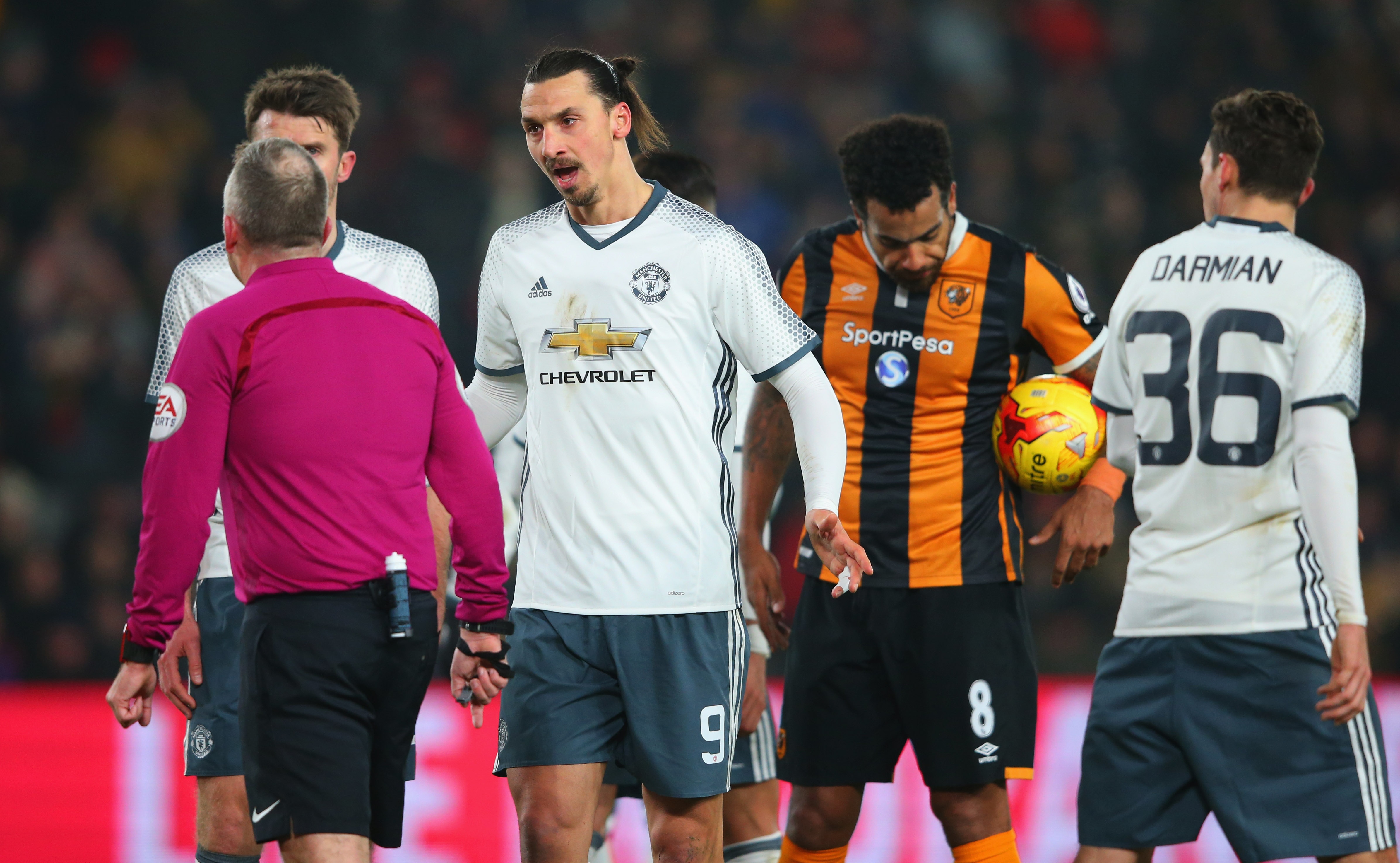 Phớt lờ thất bại, Mourinho tươi cười bên bánh sinh nhật ảnh 2 Phot lo that bai, Mourinho tuoi cuoi ben banh sinh nhat anh 2