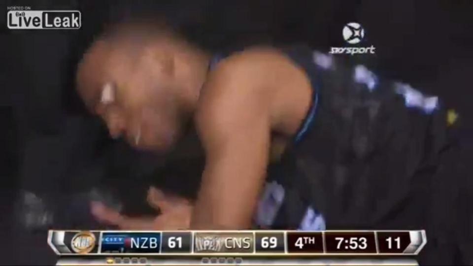 Cau thu bong ro suyt mat mat sau va cham hinh anh