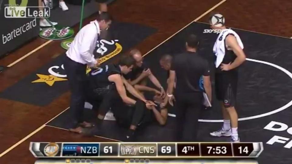 Mat cau thu bong ro suyt vang ra ngoai sau va cham anh 1