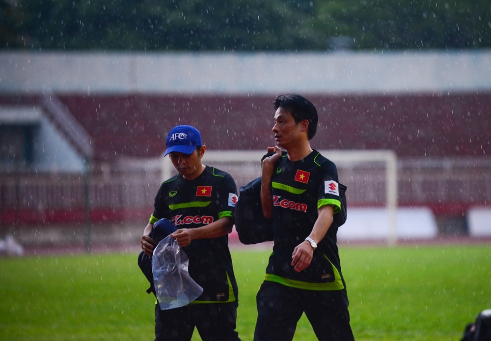 U23 Việt Nam tập dưới cơn mưa tầm tã đầu năm ảnh 10 U23 Viet Nam tap duoi con mua tam ta dau nam anh 10