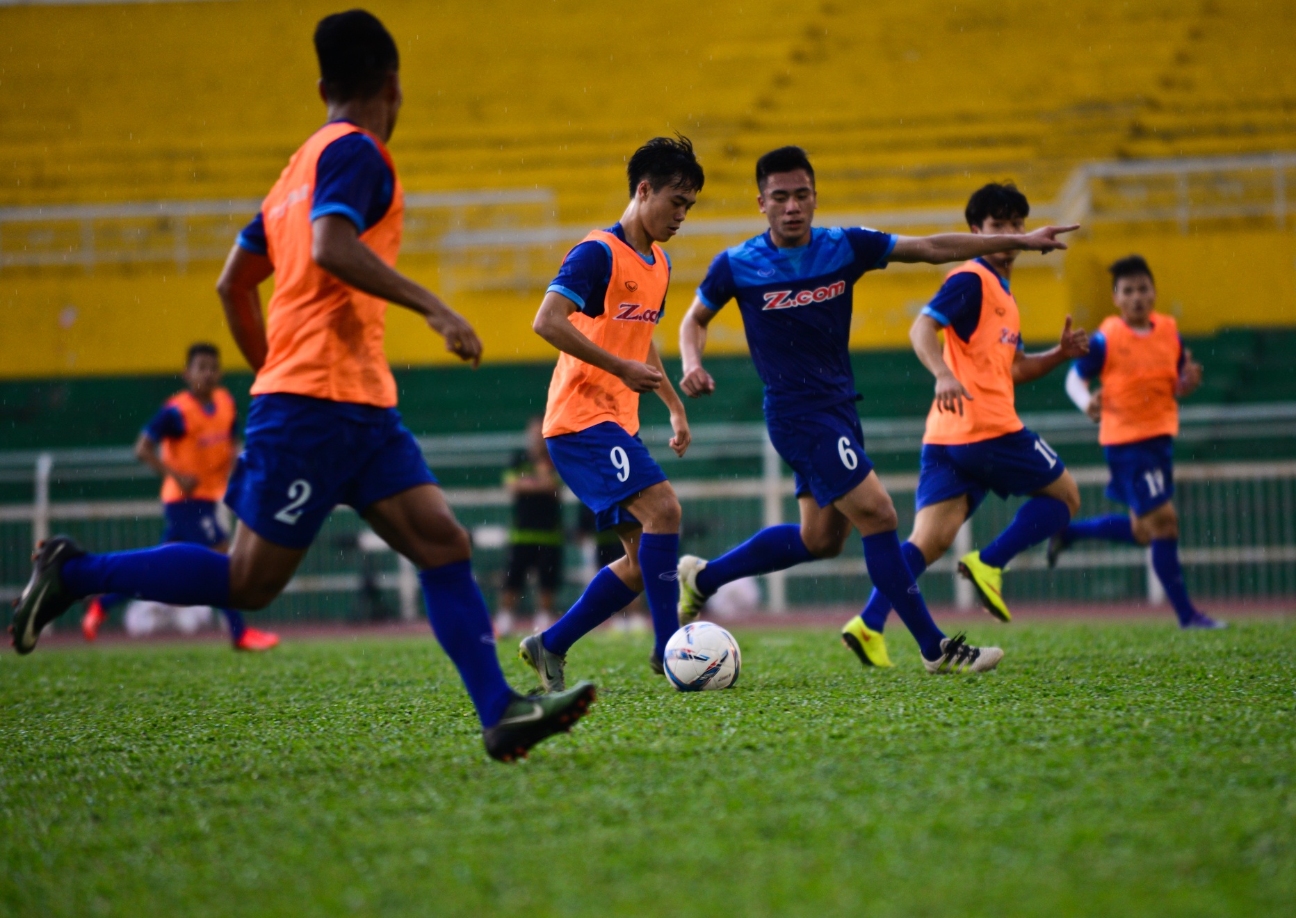 U23 Việt Nam tập dưới cơn mưa tầm tã đầu năm ảnh 8 U23 Viet Nam tap duoi con mua tam ta dau nam anh 8